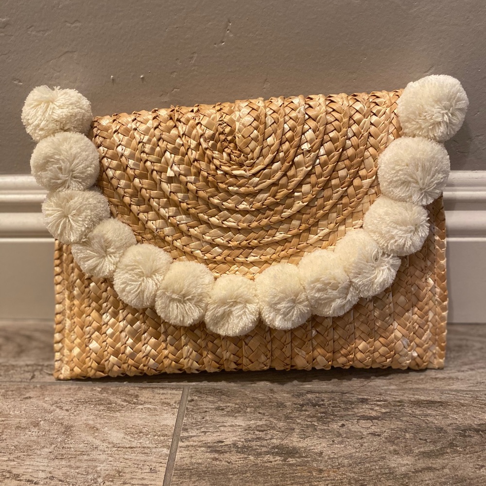 NWT straw Pom clutch